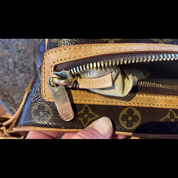 AUTHENTIC Louis Vuitton Hudson GM - Picture 8 of 13